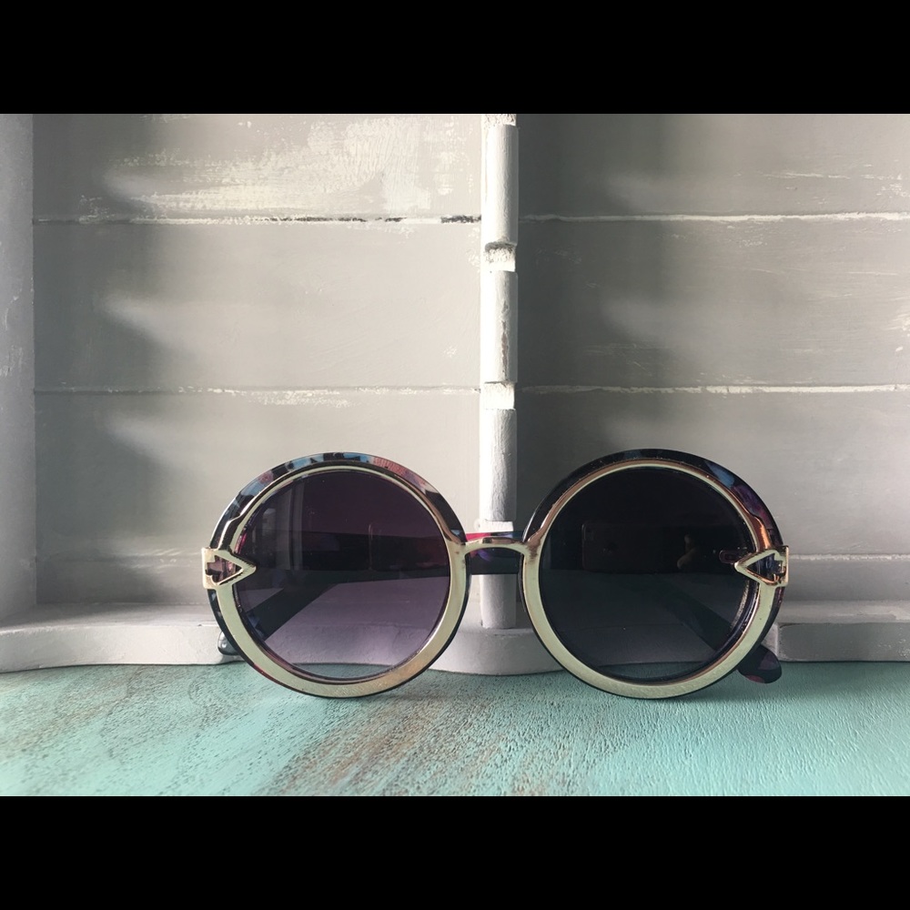 Round marble vintage sunglasses.